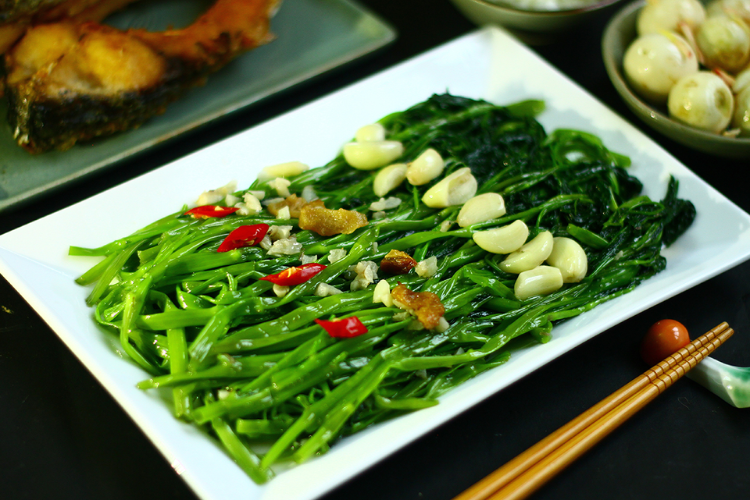 Cách xào rau muống ngon giòn, xanh mướt, làm bữa cơm thường ngày của gia đình trở nên ấn tượng hơn hình 7
