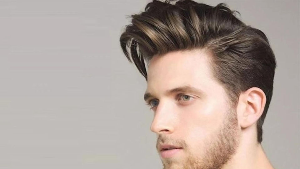 Pompadour xoăn là kiểu tóc gắn liền với tên tuổi của ông vua nhạc Rock & Roll Elvis Presley