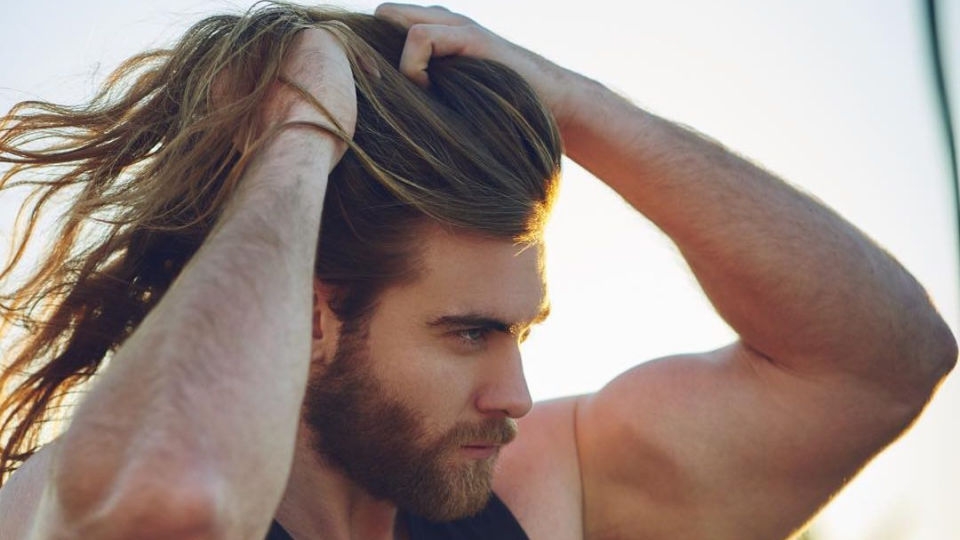 Uốn tóc kiểu Man Bun mang đến cho nam giới vẻ ngoài thanh lịch và nam tính