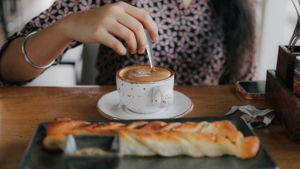 Thưởng thức espresso chậm rãi để cảm nhận trọn vẹn hương vị của thức uống