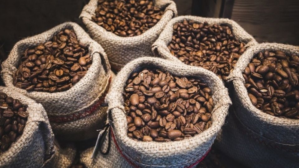Trộn espresso để tạo ra mùi vị cafe đặc trưng