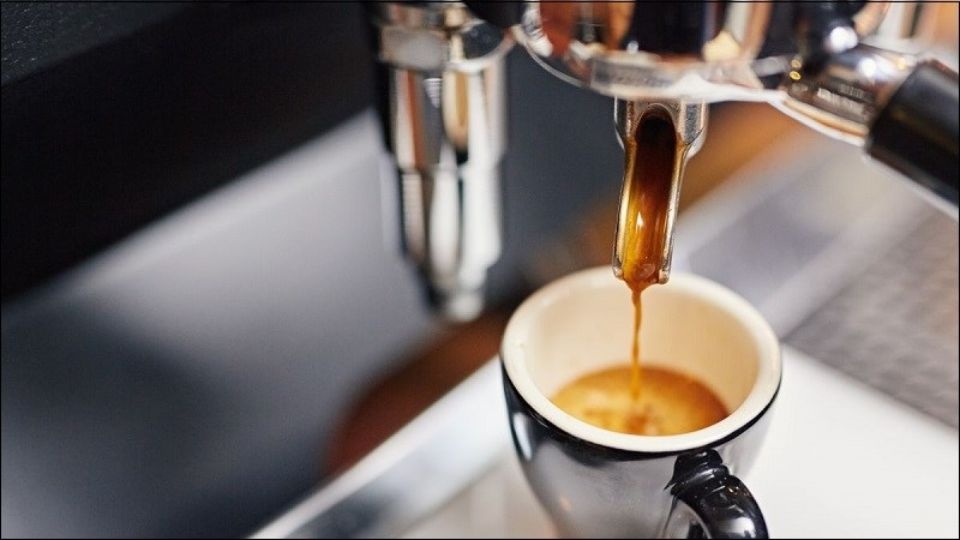 Cafe chảy cho đến khi espresso chuyển dần sang màu nhạt