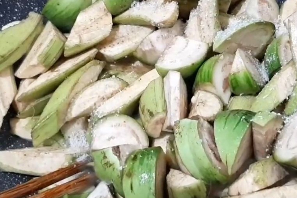 Sơ chế và luộc sơ chuối xanh.