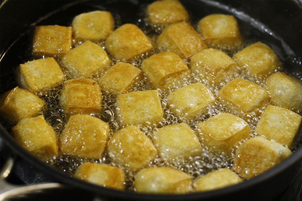 Chiên vàng đậu hũ.