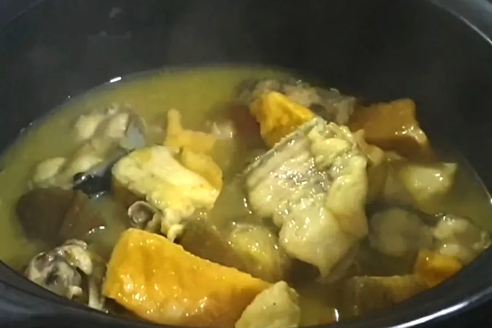 Om cá chình cùng chuối, đậu và nêm gia vị.