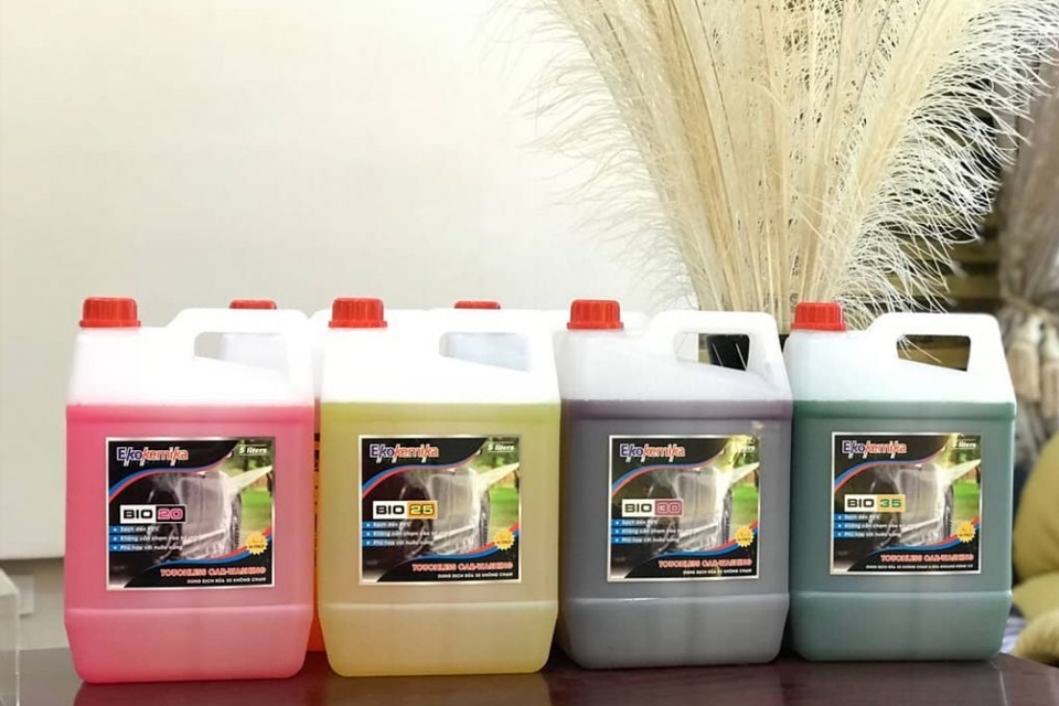 Dung dịch rửa xe không chạm chuyên dụng.