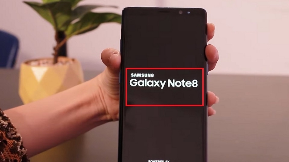 Nhấn giữ nút nguồn và nút giảm âm lượng