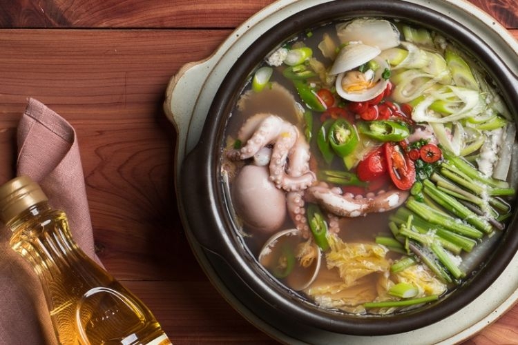 Lẩu bạch tuộc thích hợp cho các dịp quây quần của gia đình