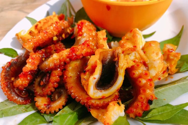 Bạch tuộc nướng kích thích vị giác nhờ tẩm ướp gia vị