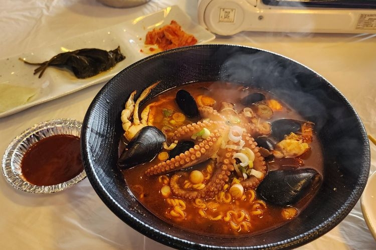 Bạch tuộc mì cay là lựa chọn hàng đầu cho tín đồ món Hàn