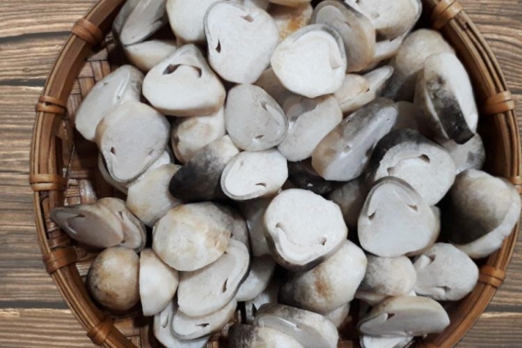 Cắt thái nấm rơm thành các miếng nhỏ làm mất độ ngọt tự nhiên