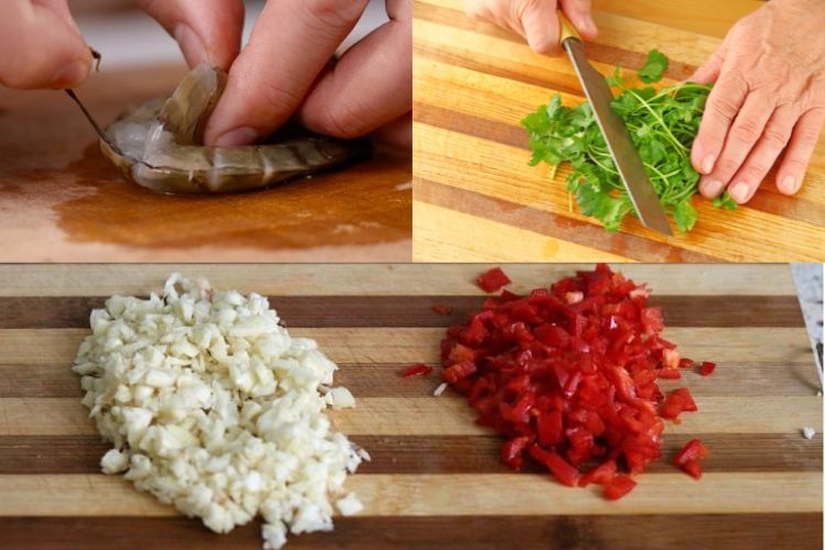 Sơ chế tôm và băm tỏi, ớt, ngò