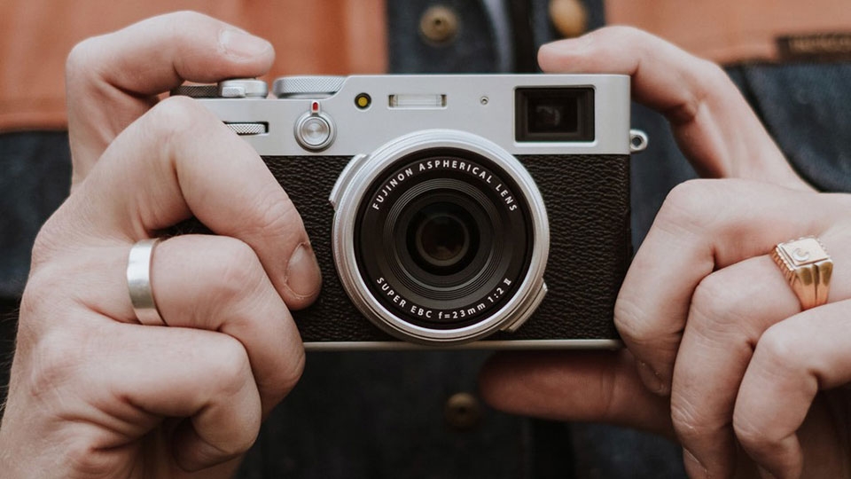 Máy ảnh compact có thiết kế nhỏ và trọng lượng nhẹ