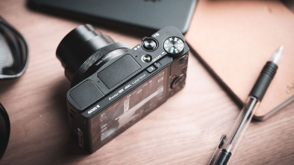 Máy ảnh compact có thiết kế đẹp và hiện đại