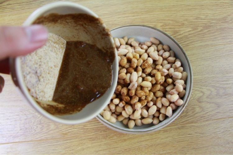 Ướp lạc sống cùng gia vị trong khoảng một đêm