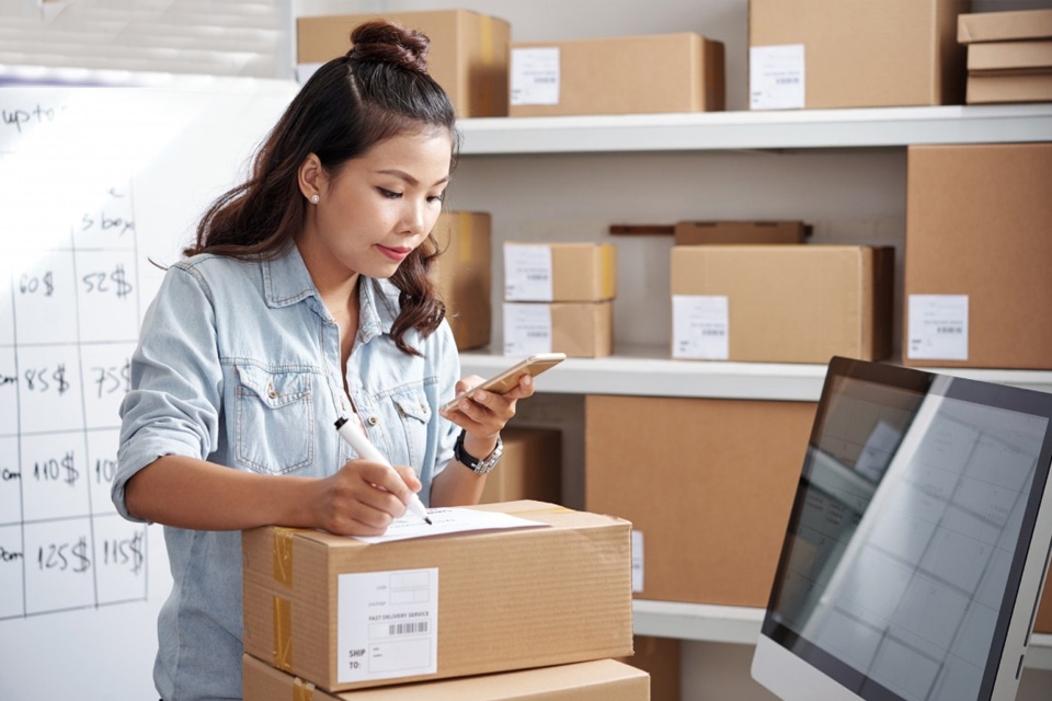 Tiếp nhận và xử lý đơn hàng.