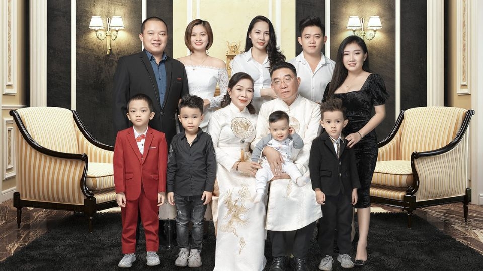 Concept chụp ảnh gia đình trang trọng, nghiêm túc