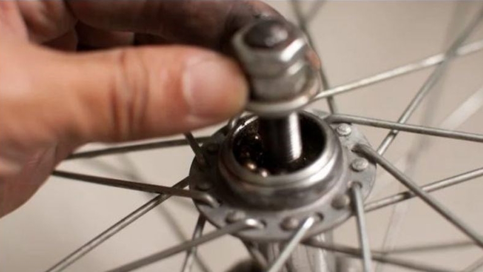 Kiểm tra moay ơ xe đạp.