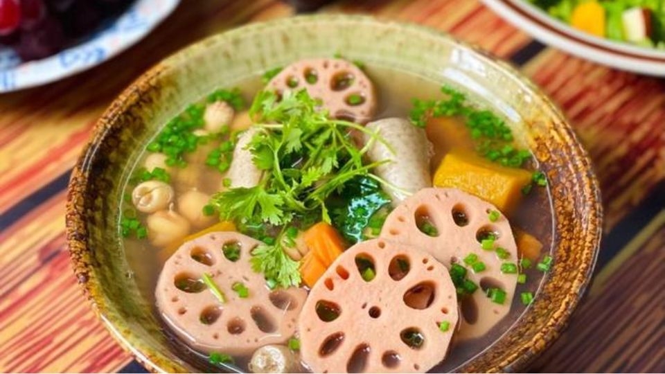 Canh củ sen hầm đuôi heo