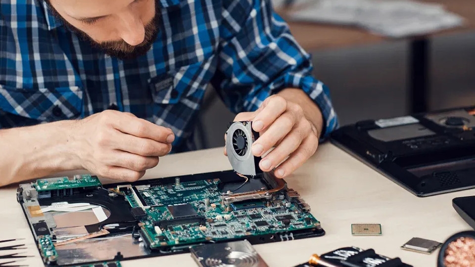 Vệ sinh laptop bao gồm cả việc làm sạch bên trong thiết bị