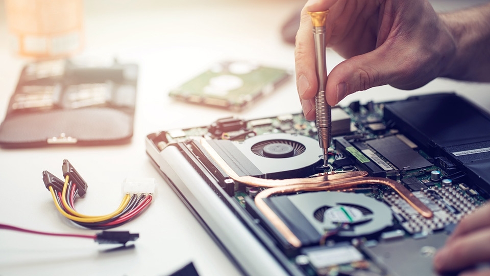 Vệ sinh laptop có cấu hình phức tạo sẽ mất nhiều chi phí hơn