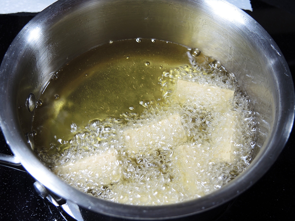 Dầu chiên là một trong những yếu tố quan trọng góp phần vào thành công của món đậu hũ chiên giòn