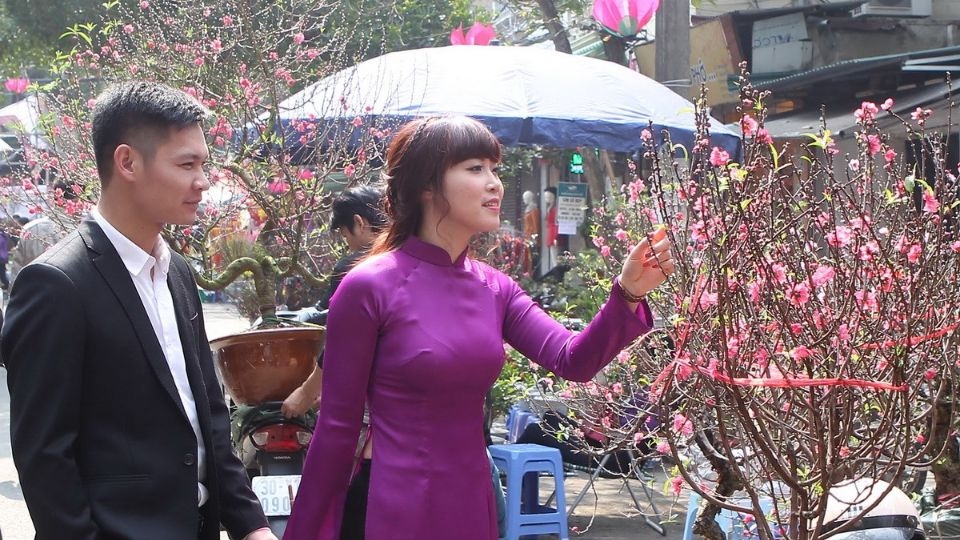 Mua sắm cây và hoa chơi Tết