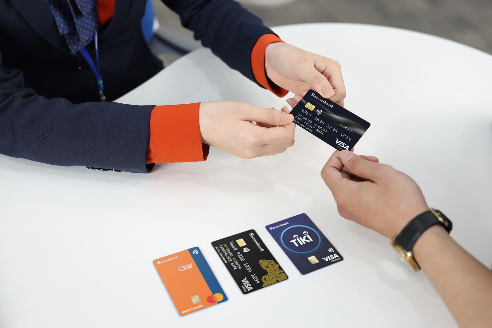 thẻ đen sacombank hình 2