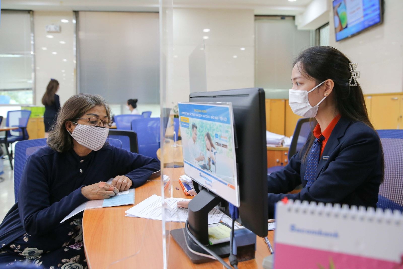thẻ đen sacombank hình 9