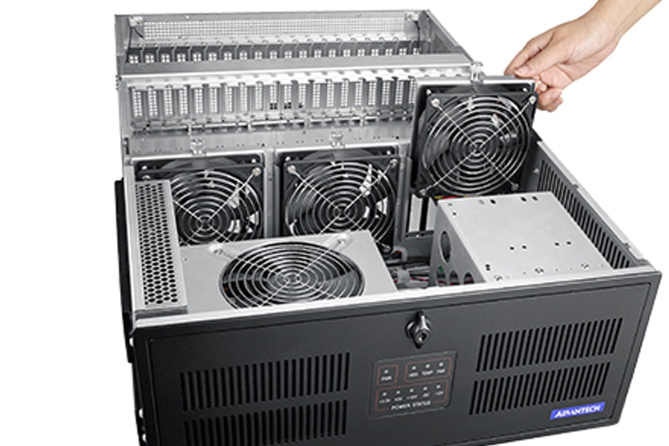 Máy tính công nghiệp có quạt (IPC).