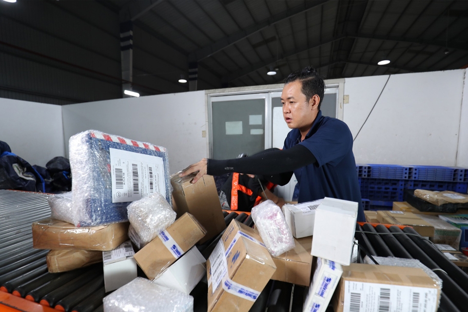 Nhận hàng tại kho Lazada.