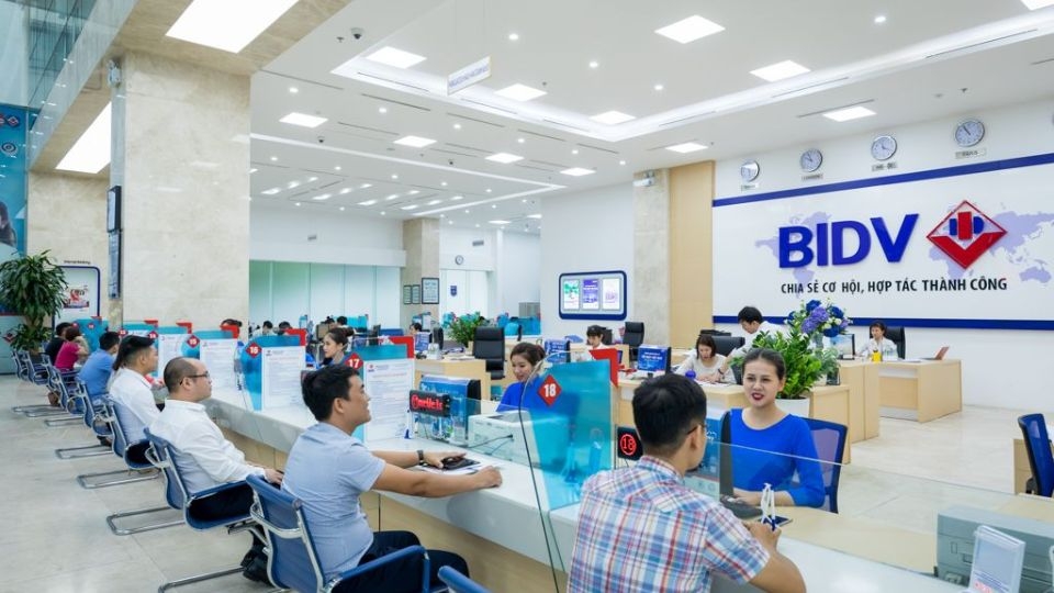 Đến quầy giao dịch để tra cứu trực tiếp