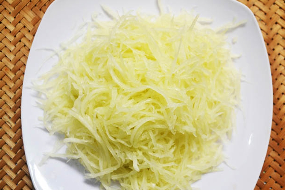 Với nước đu đủ đem hong nắng.