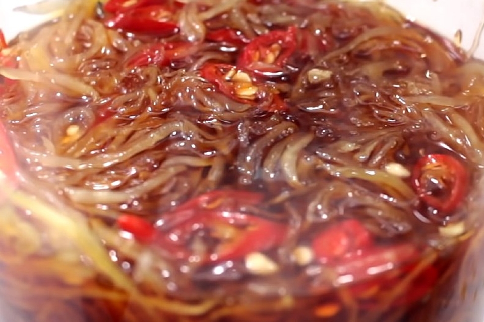 Ngâm đu đủ với mắm đường.