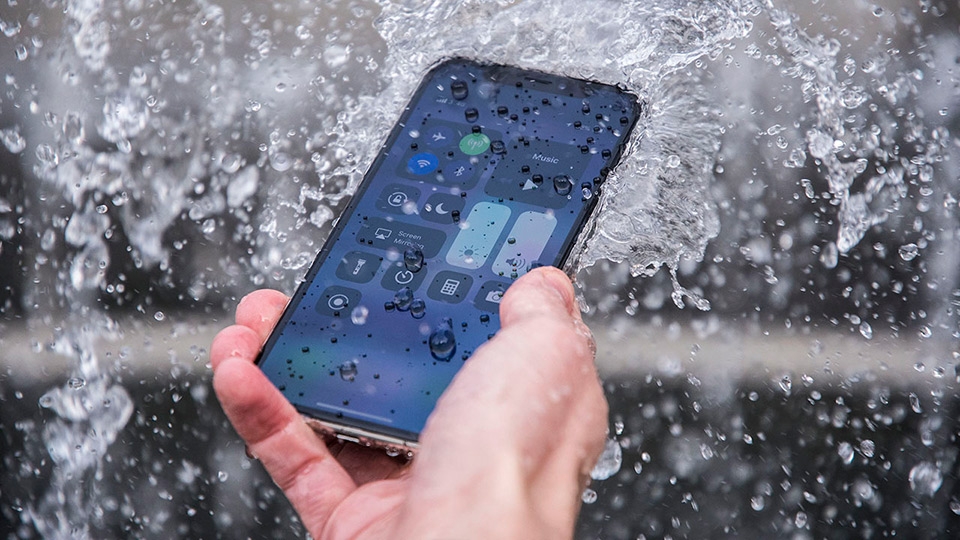 iPhone 11 Pro Max có khả năng chống nước rất tốt