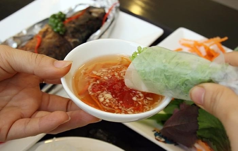 Thưởng thức cá lóc hấp cuốn bánh tráng
