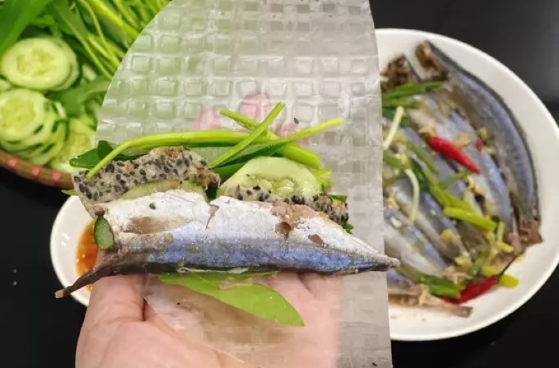 Thưởng thức cá nục hấp cuốn bánh tráng