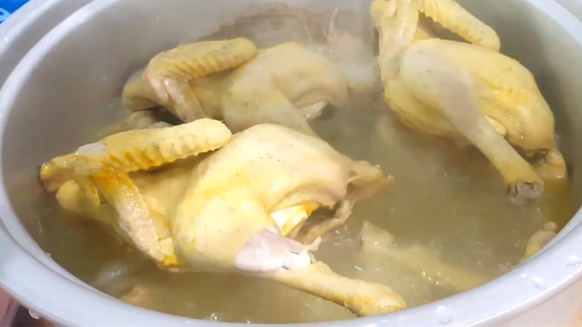 Dùng nước luộc gà để nấu bánh giò sẽ thơm ngon như ngoài hàng