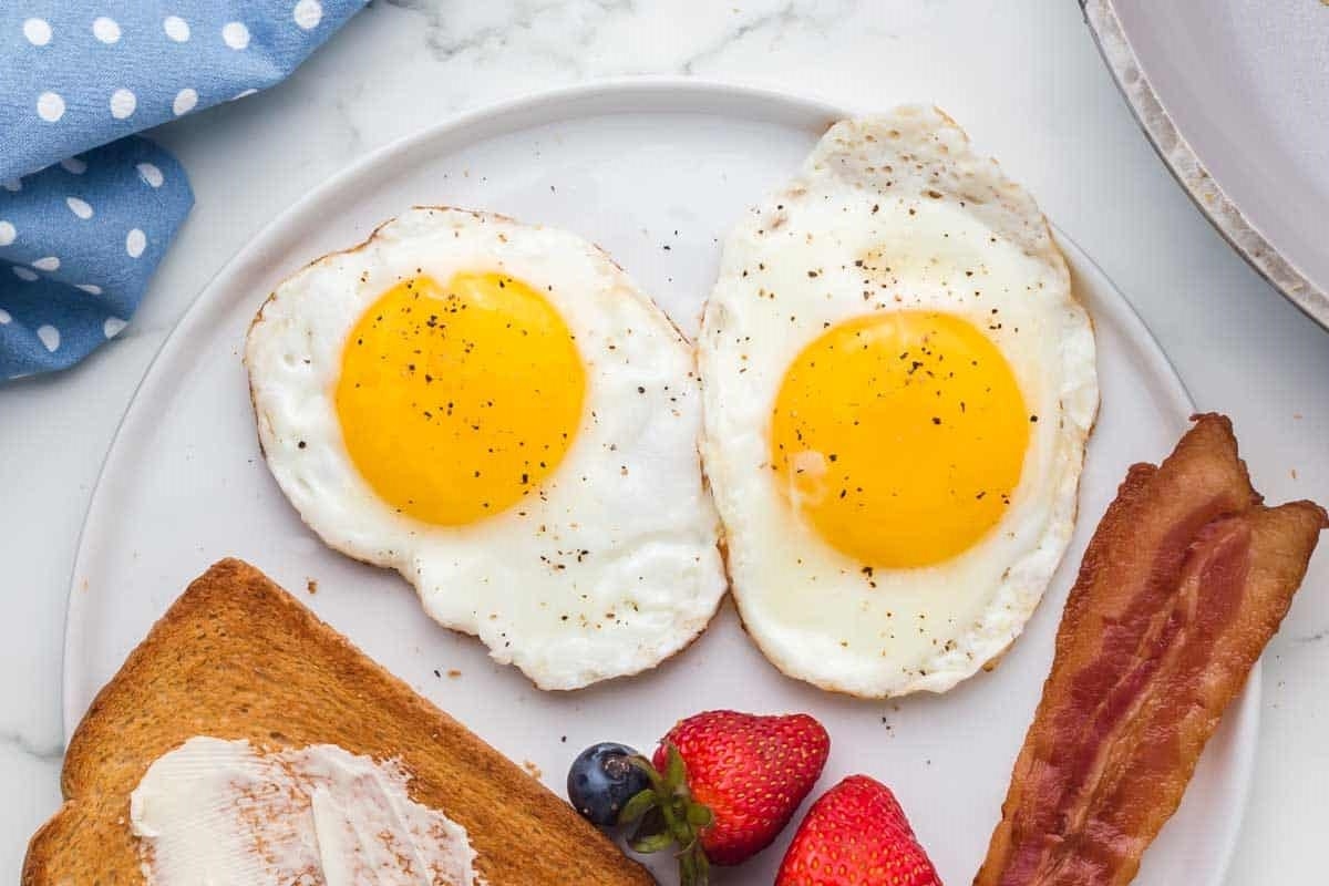 Dùng kèm với các món ăn sáng yêu thích của bạn như bánh mì nướng, thịt xông khói hoặc trái cây tươi.