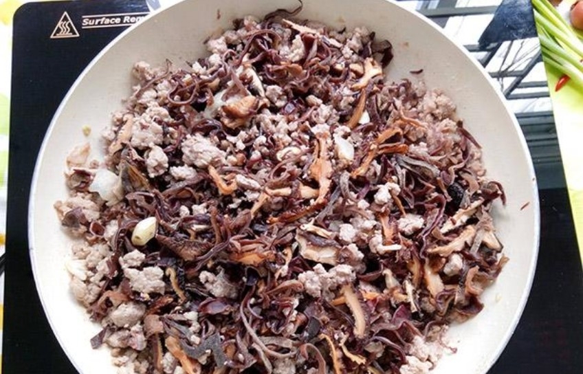 Xào nhân thịt băm và nấm mèo