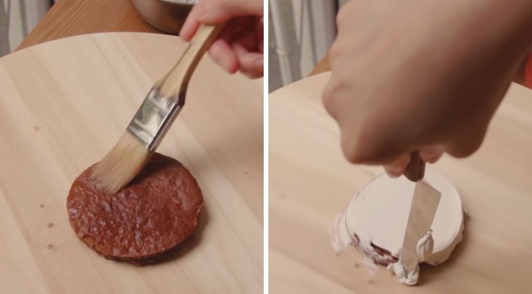 Phủ kem phô mai lên từng lớp bánh kem