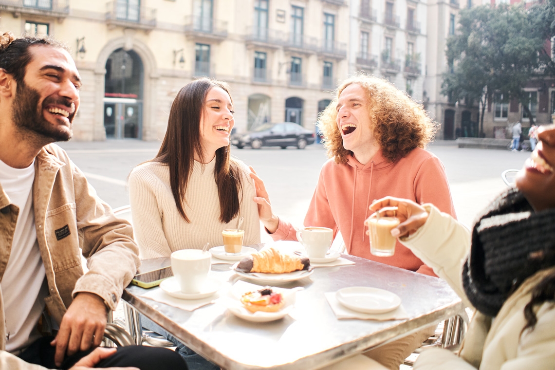 Luyện nói thường xuyên với bạn bè hoặc người bản xứ là cách hiệu quả để học tiếng Pháp