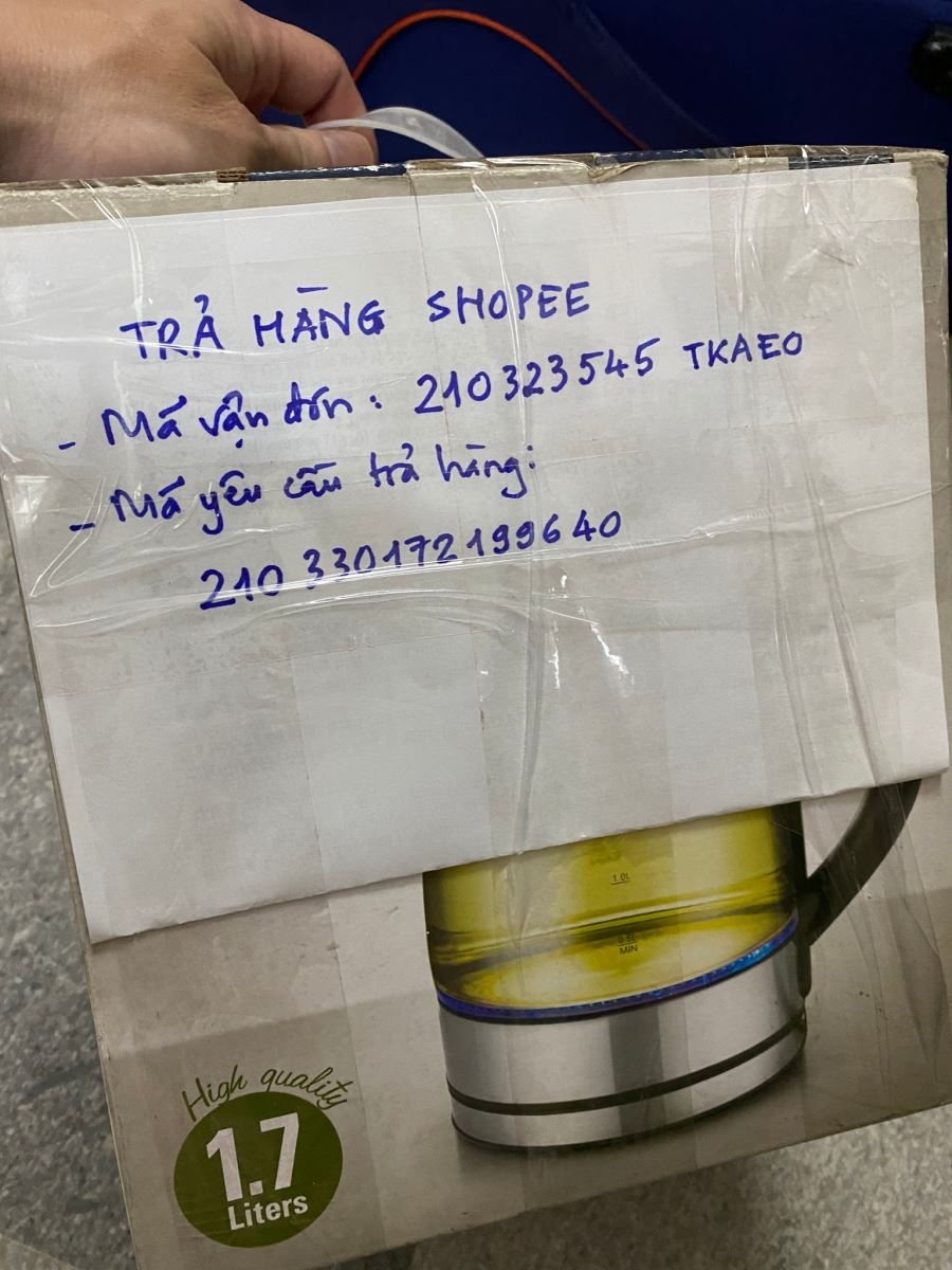 Bạn có thể viết tay nhưng bắt buộc phải có mã vận đơn trả hàng