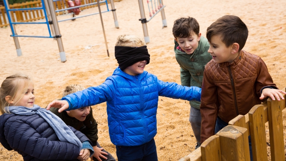 Trò chơi bịt mắt bắt dê là trò chơi gì?