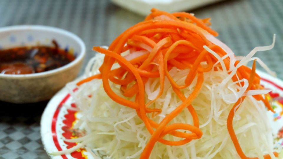 Làm đồ chua ăn kèm bột chiên