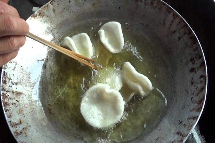 Không để lửa quá lớn hoặc quá nhỏ khi chiên