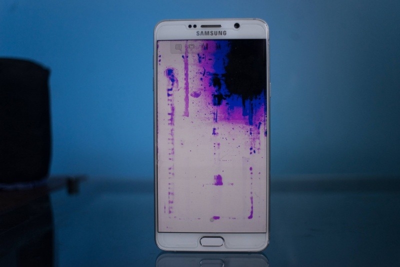 Mang điện thoại đến trung tâm sửa chữa uy tín là một lựa chọn an toàn và đáng tin cậy