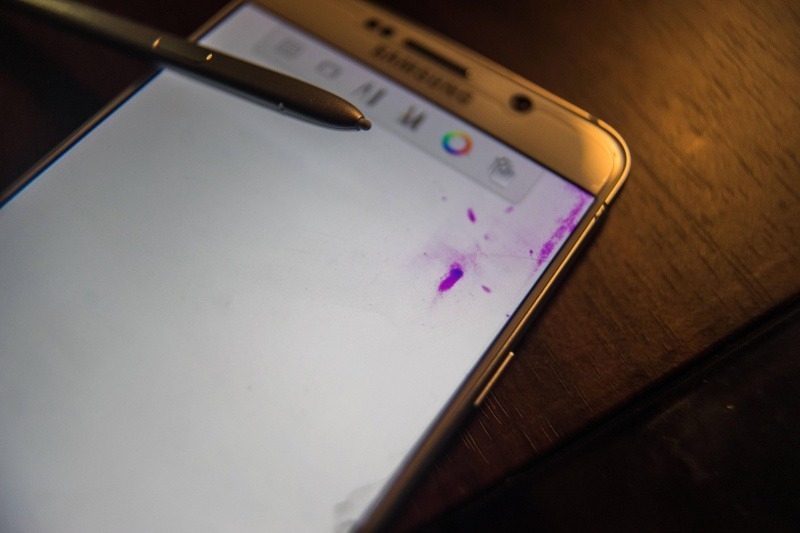 màn hình điện thoại bị loang màu tím