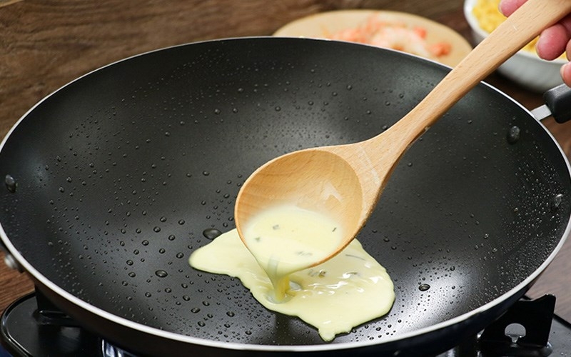Cách chiên bánh xèo giòn: Những lưu ý quan trọng giúp bánh ngon, vàng rụm, không dính chảo 4