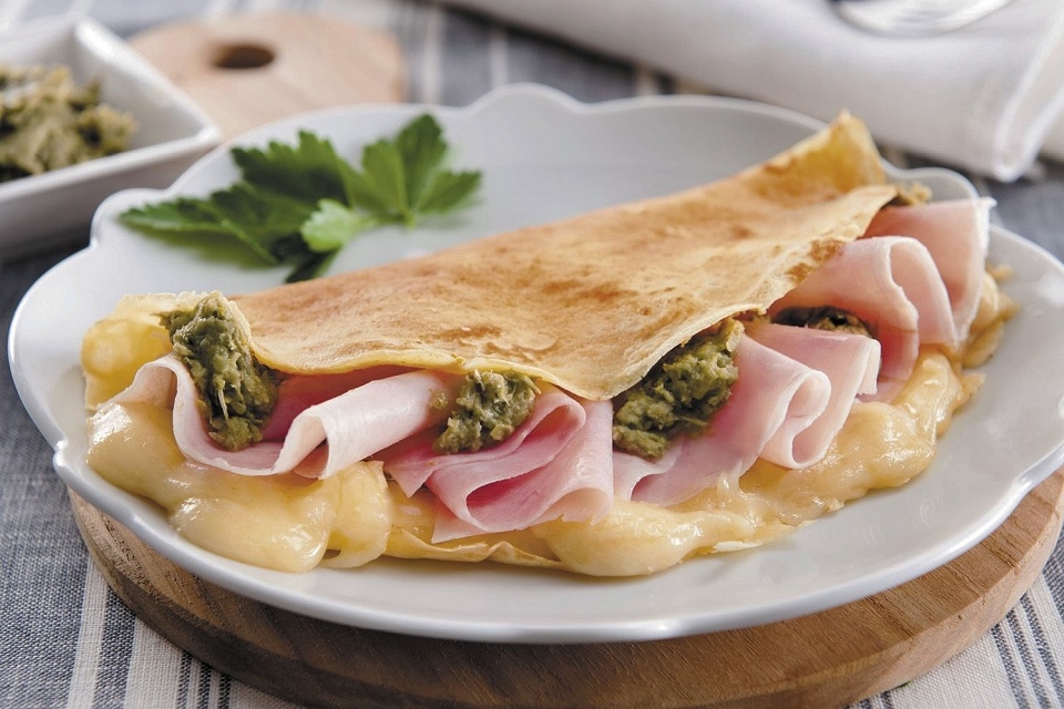 Cách làm bánh crepe xúc xích 6